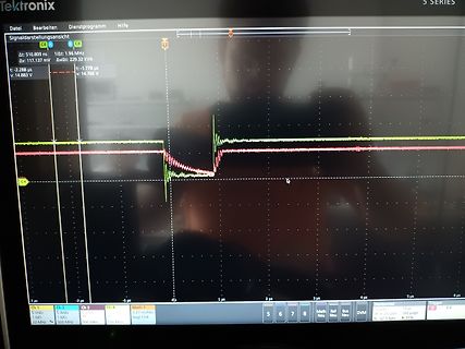 Abfotografierter Bildschirm eines Tektronix Oszilloskops mit Signalverlauf