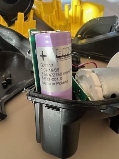 Zerlegtes elektronisches Gerät mit Batterie