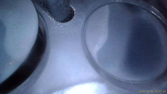 Nahaufnahme von runden Öffnungen oder Bauteilen