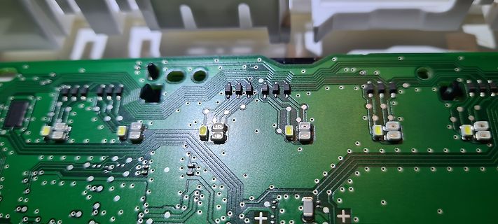 Nahaufnahme einer grünen Leiterplatte mit SMD-Bauteilen