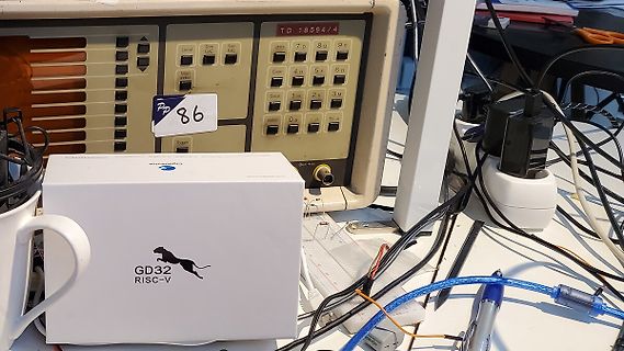 Oszilloskop und GD32 RISC-V Box auf Werkstatt-Tisch