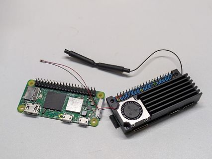 Raspberry Pi mit Kühlkörper und Antenne