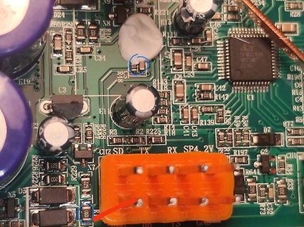 Nahaufnahme einer Leiterplatte mit elektronischen Bauteilen
