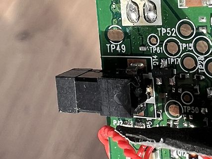 Nahaufnahme einer Leiterplatte mit Bauteilen und Beschriftungen