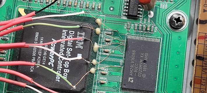 Nahaufnahme einer Leiterplatte mit integriertem Controller und ICs