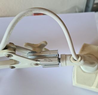 Schraubzwinge und weißes Kabel