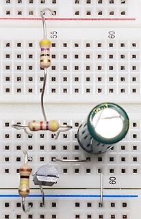 Bauteile auf einem Breadboard
