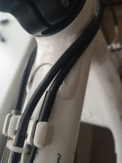 Nahaufnahme von Fahrradkabeln am Rahmen