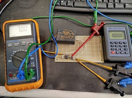 Messaufbau mit Multimeter und Leistungsgleichrichter auf Lochrasterplatine