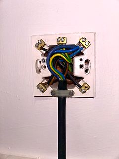 Offene elektrische Anschlussdose mit Verdrahtung