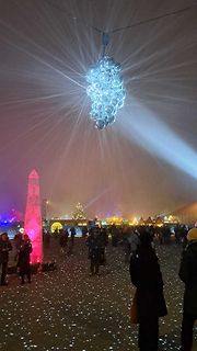 Lichterinstallation im Freien mit Lichtstrahlen