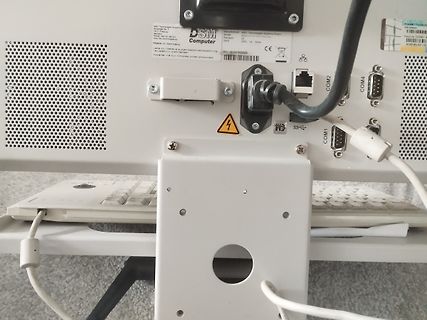 Rückseite eines Industrie-PCs mit Anschlüssen