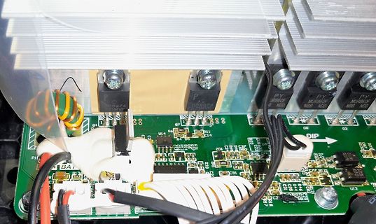 Nahaufnahme einer Leiterplatte mit Kühlkörpern und Leistungshalbleitern