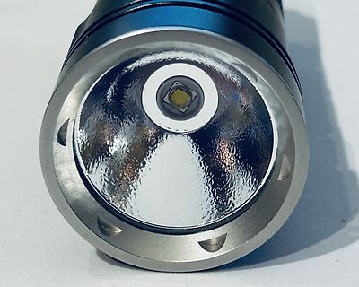 Nahaufnahme einer Taschenlampe mit LED und Reflektor