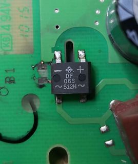 SMD-Bauteil auf grüner Leiterplatte