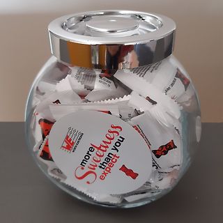 Glasgefäß mit Bonbons