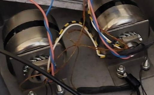 Zwei metallische Bauteile mit Kabelverbindungen