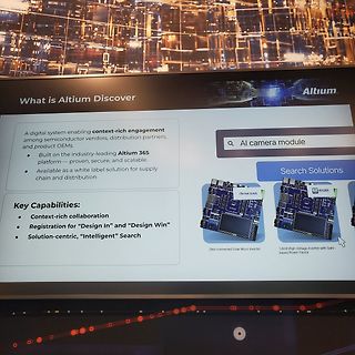 Foto eines Bildschirms mit Altium Discover Präsentation