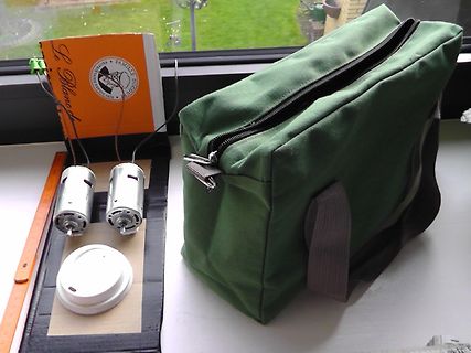 Elektromotoren, Tasche und Buch auf Fensterbrett