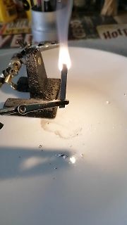 Brennendes Bauteil in einer Haltevorrichtung