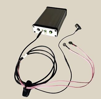 Elektronikgerät mit Kabeln und Sensoren