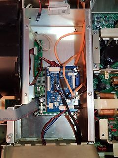 Innenansicht eines Geräts mit Mikrocontroller-Platine und Verkabelung