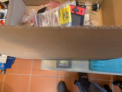 Inhalt einer Versandbox mit Elektronikkomponenten