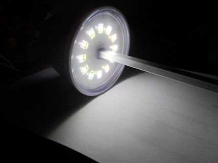 LED-Ring mit Lichtstrahl auf weißem Untergrund
