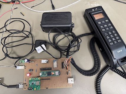 Elektronik-Aufbau mit Lochrasterplatine und BMW-Telefonmodul