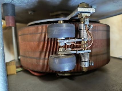 Nahaufnahme einer Spule mit mechanischen Komponenten