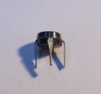 Elektronisches Bauteil mit drei Anschlüssen