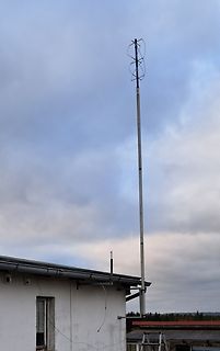Antenne auf einem Gebäude unter bewölktem Himmel
