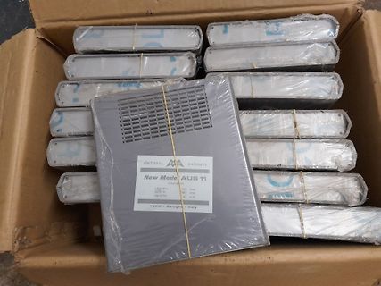 Stapel von TEKO Elektronikgehäusen in einem Karton