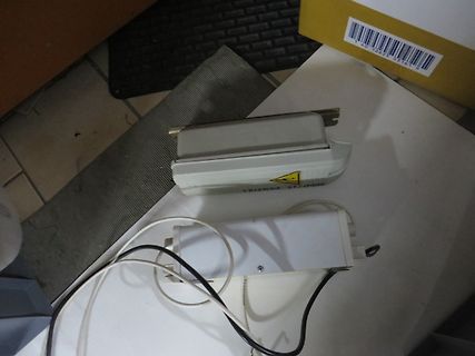 Netzteil mit Kabeln auf weißem Untergrund