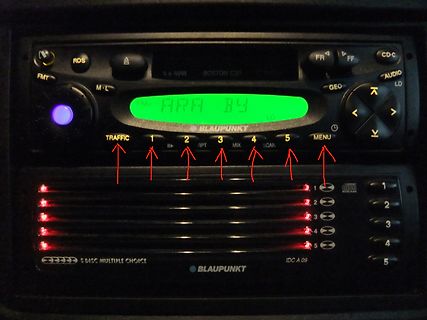 Blaupunkt Autoradio mit roten Pfeilen
