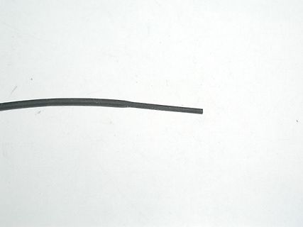 Schwarzes Kabel auf weißem Hintergrund