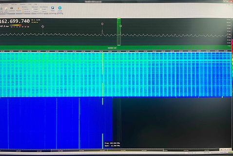 Abfotografierter Bildschirm einer SDR-Software mit Frequenzspektrum