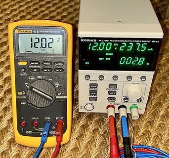 Multimeter und programmierbares Netzteil im Messaufbau