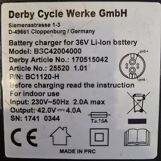 Typenschild eines Akku-Ladegeräts