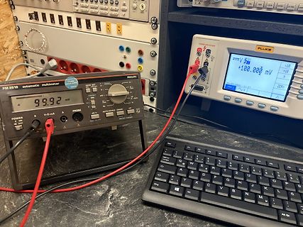 Messaufbau mit Multimeter und Fluke Voltmeter