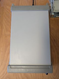 Graues Kunststoffgehäuse auf Holztisch