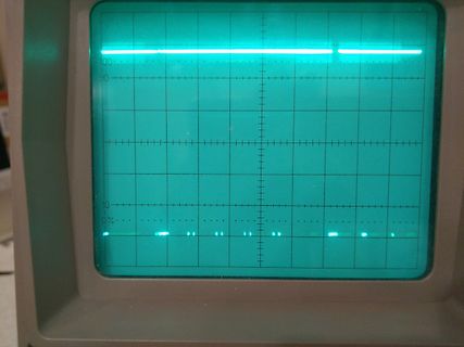 Abfotografierter Oszilloskop-Bildschirm mit Signalverlauf