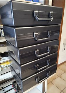 Stapel schwarzer Kunststoffkoffer