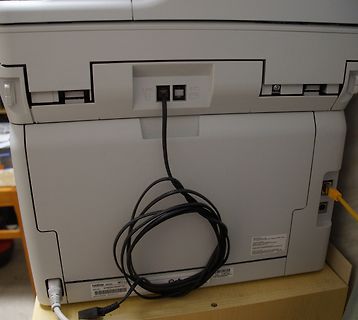 Rückseite eines Brother Multifunktionsdruckers mit Kabeln