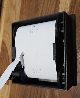 Papierrolle in einem mechanischen Gerät