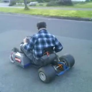 Person auf kleinem Elektro-Kart