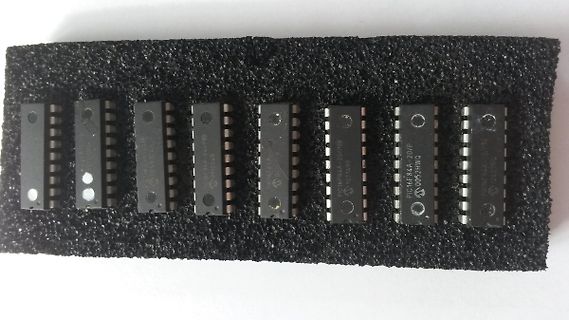 Acht Mikrocontroller-Chips auf schwarzem Schaumstoff