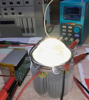 Messaufbau einer leuchtenden LED mit Netzteil und Multimeter