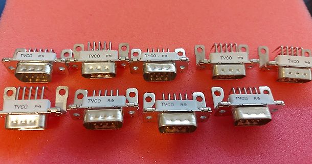 Neun DB9-Steckverbinder von Tyco