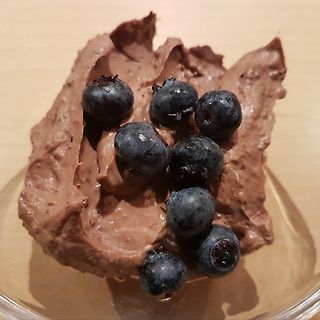 Blaubeeren auf Schokoladencreme